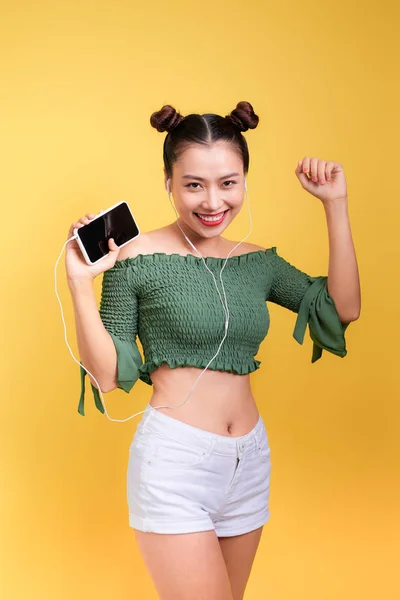 Uśmiechający Się Asian Kobieta Moda Słuchanie Muzyki Słuchawkach Żółtym Tle — Zdjęcie stockowe