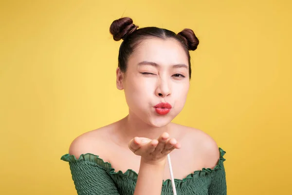 Mode Ziemlich Coole Junge Frau Mit Luftkuss Und Blick Die — Stockfoto