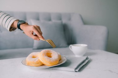 Erkek el Holding lezzetli taze ve tatlı çörek şeker Topingler ile arka koltukta ile.