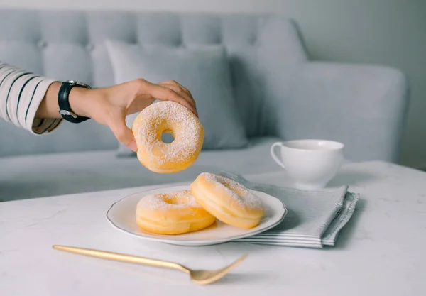 Männliche Hand Hält Köstliche Frische Und Süße Donuts Mit Zuckerbelag — Stockfoto