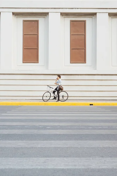 Молодой Человек Велосипедом Улице Города Транспорта Людей Концепции — стоковое фото
