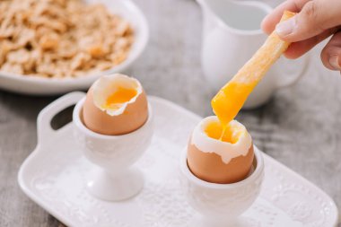 lezzetli kahvaltı ile haşlanmış yumurta ve gevrek kızartır, yatay, yakın çekim