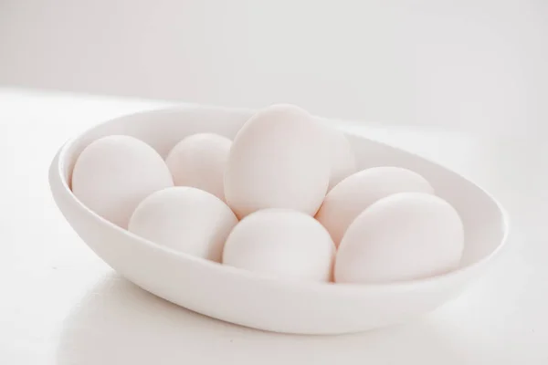 Яйця Білій Тарілці Дерев Яному Столі — стокове фото