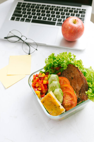 Еда в офисе. Здоровый обед для работы
.