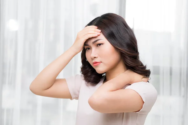 Müde Frau Mit Nackenschmerzen — Stockfoto