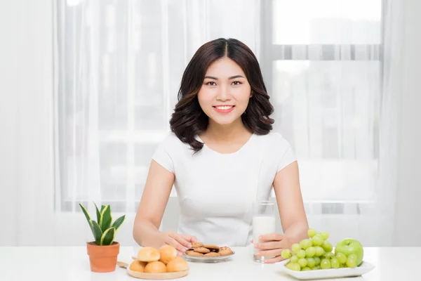 Красивая Азиатская Женщина Сидящая Столом Здоровой Пищей — стоковое фото
