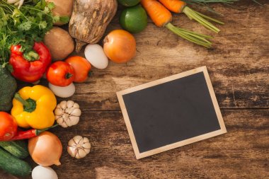 Pişirme Sınıflar kavramı. Kara tahta masa etrafında taze sebze.