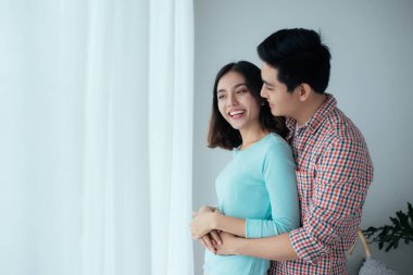 Duygusal mutlu Asya çift kapalı sarılma aşık