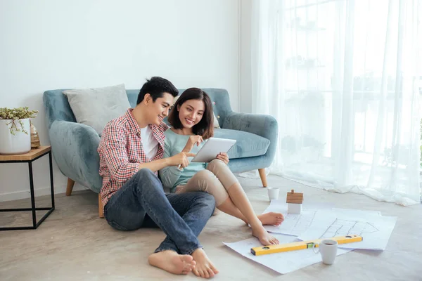 Aantrekkelijke Jonge Aziatische Volwassen Paar Kijken Naar Huis Plannen — Stockfoto