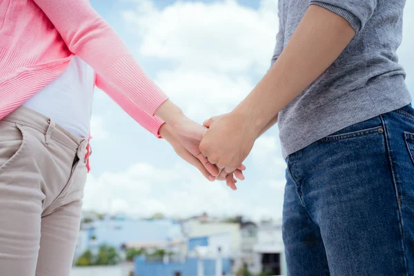 Manos Femeninas Masculinas Fondo Ciudad Cerca —  Fotos de Stock