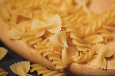 Çeşitli türleri ve kuru İtalyan makarna koyu arka plan üzerine şekiller