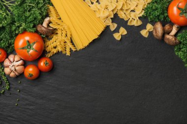 İtalyan gıda kavramı. Makarna malzemeler. Domates, spagetti makarna, biberiye ve baharatlar