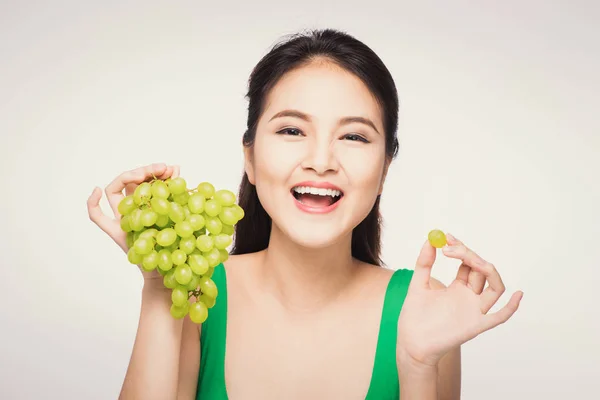 Joven Hermosa Mujer Asiática Comiendo Uvas Frescas Aisladas Sobre Fondo — Foto de Stock