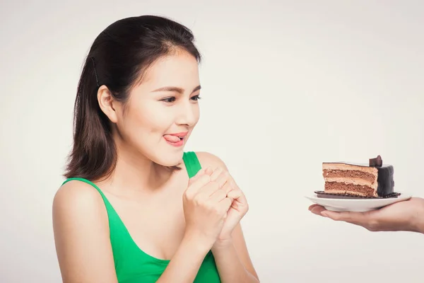 白い背景に分離されたチョコレート ケーキと美しい笑顔のアジア若い女性 — ストック写真