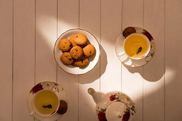 Mesa Chá Tarde Conjunto Chá Com Bolos Doces Biscoitos — Fotografia de Stock