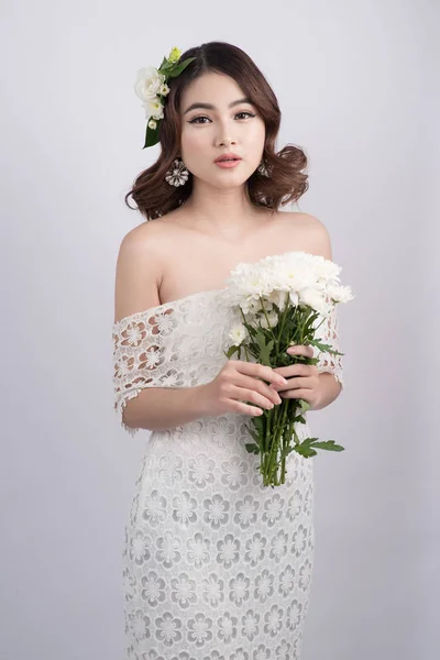 Mooie Aziatische Bruid Permanent Met Bloemen Grijze Achtergrond — Stockfoto