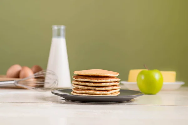 Pfannkuchen Mit Grünem Apfel Und Milchflasche Auf Dem Tisch — Stockfoto