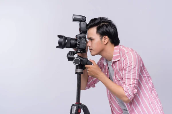 Joven Asiático Fotógrafo Holding Digital Cámara Mientras Trabajo Estudio — Foto de Stock