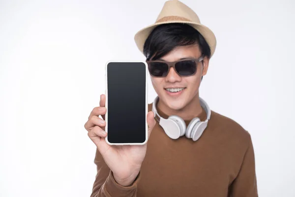 Smart Casual Azjatyckiej Człowiek Siedzi Krześle Pokazując Ekran Smartphone Studio — Zdjęcie stockowe