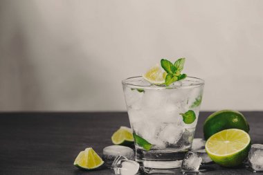 Mojito kireç ve cam gri taş zemin üzerine nane kokteyli