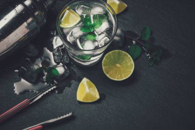 Mojito kireç ve cam gri taş zemin üzerine nane kokteyli