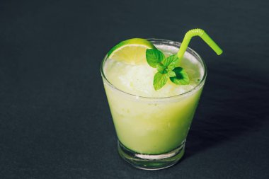 Kokteyl suyu limon, nane ve buz küpleri ile