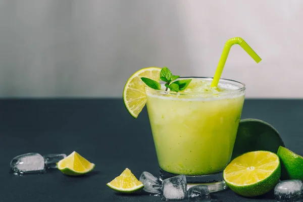 Zumo Cóctel Con Limón Menta Cubitos Hielo — Foto de Stock