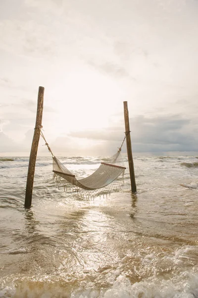 オーシャン ビーチ リラックス 屋外旅行 晴れた空と熱帯のビーチから海の景色 — ストック写真