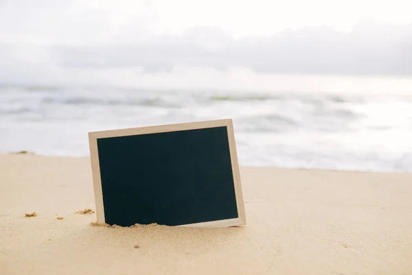 夏の日のビーチで空の黒板 — ストック写真