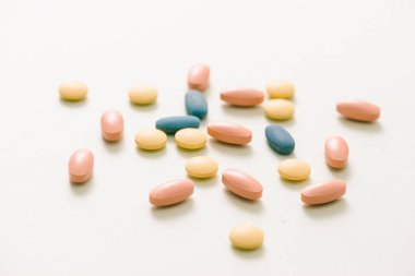 tabletler ve kapsüller beyaz zemin üzerine