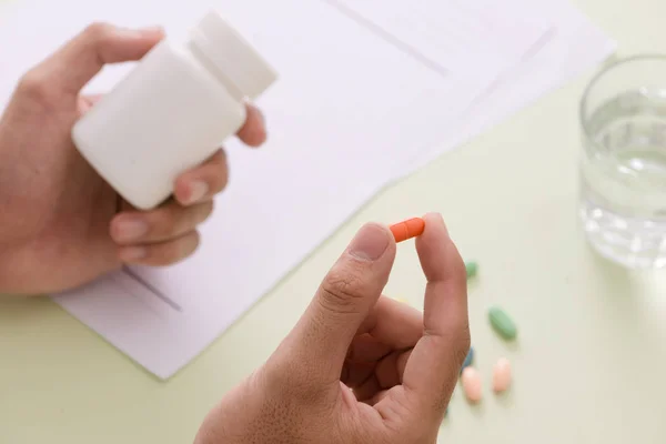 Draufsicht Auf Die Hand Eines Arztes Der Ein Rezept Schreibt — Stockfoto