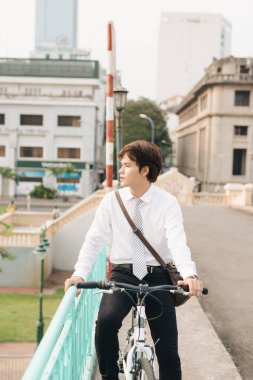 Başarılı bir iş adamı binicilik bisiklet