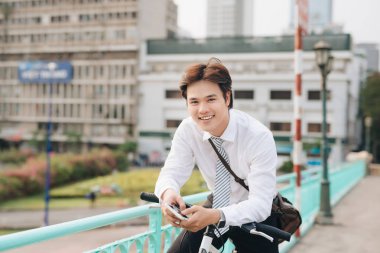 Başarılı bir iş adamı binicilik bisiklet