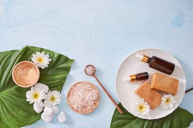 Güzellik, spa, vücut bakımı, banyo ve doğal kozmetik kavramı - kadar yakın el yapımı Sabun Bar mavi masada