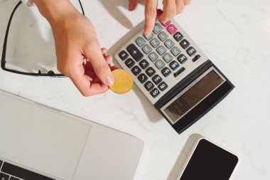 El tutma hesap makinesi ile bir dizüstü bilgisayar arka plan iş fonksiyonları - iş ve yatırım alternatifleri ile bitcoins.