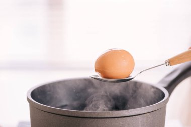 Bardakta haşlanmış yumurta koyarak Şef. Pişirme tatlı kahverengi Komposto domuz eti sos (Moo Pa-lo) kavramı