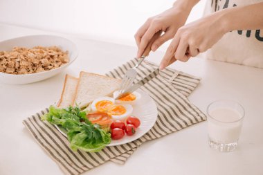 Sağlıklı kahvaltı ve öğle yemeği. Domates ve tüm tost ile haşlanmış yumurta. Seçici odak. Sağlıklı beslenme, sağlıklı yaşam konsepti