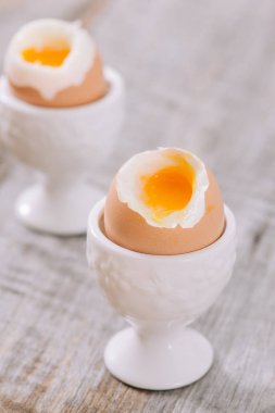 haşlanmış yumurta ve kızarmış tost, yatay, closeup ile lezzetli breakfast