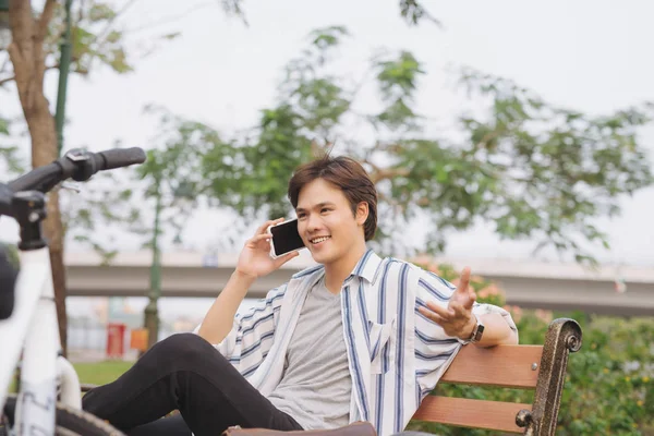 Jovem Empresário Bonito Falando Por Telefone Celular Sentado Banco Parque — Fotografia de Stock