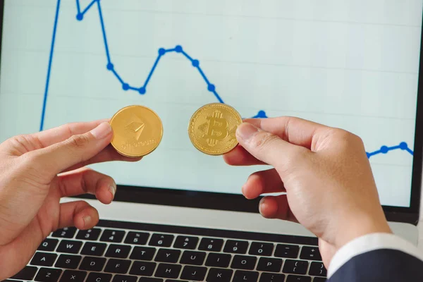 Hombre Sosteniendo Bitcoins Físicos Monedas Criptomoneda Etéreo Sus Manos Fondo — Foto de Stock