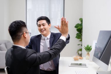 Beş ofisinde oturup elleriyle veren iki iş adamları