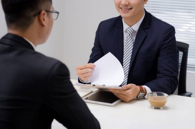office toplantısında konuşurken mutlu iş adamları