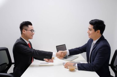 Satıcı müşteri olarak bir masaüstü ofis için katılıyor