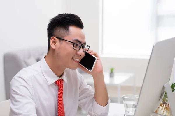 Szczęśliwy Młody Biznesmen Rozmowy Telefon Komórkowy Pomocą Komputera Biurze — Zdjęcie stockowe