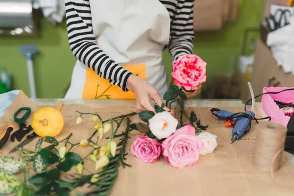 Chica Asiática Florista Cuidando Las Flores Lugar Trabajo —  Fotos de Stock