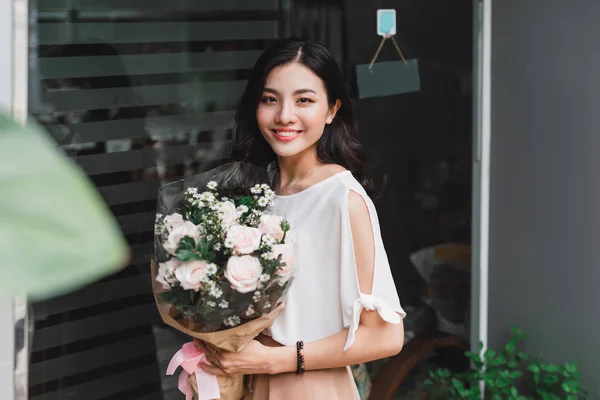 Mujer Asiática Pie Florería Celebración Ramo Flores —  Fotos de Stock