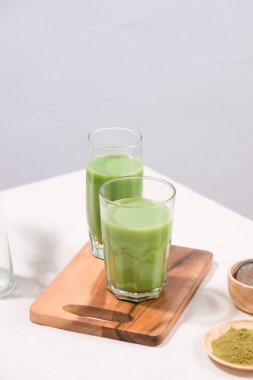 Ev yapımı sıcak Matcha Latte çay sütlü