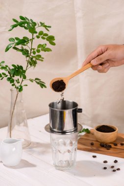 Vietnam usulü kahve ahşap masaya damlıyor.
