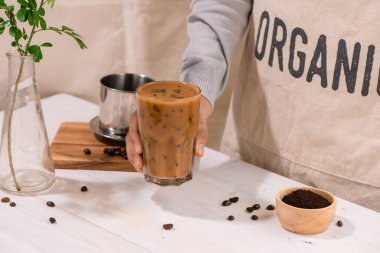 Barista kahve tutan önlük görüntü kırpılmış 