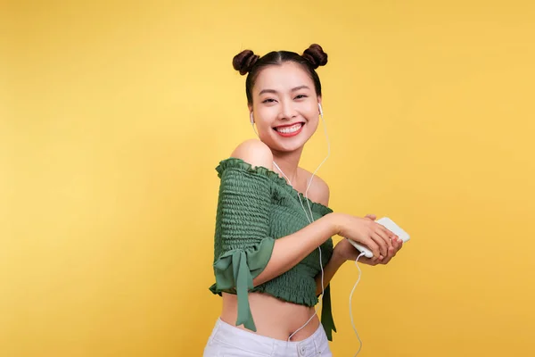 Красочный Студийный Портрет Счастливой Молодой Азиатки Наушниками Танцующей Поющей — стоковое фото